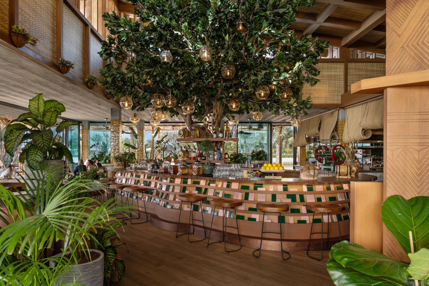 Een kunstboom plumeria die in een restaurant is geplaatst.