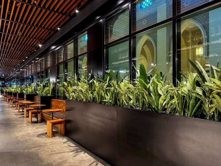vlamvertragende kunstplanten in een winkelcentrum